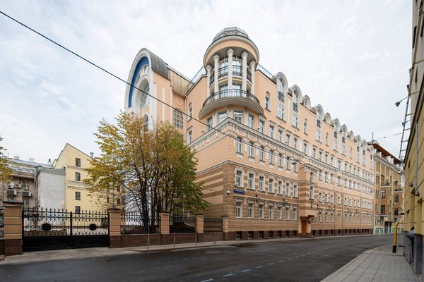 Фасад бизнес-центра «Дом Чехова» — исторического особняка в центре Москвы, арендованного IT-командой. Современное офисное здание в Малом Головином переулке.