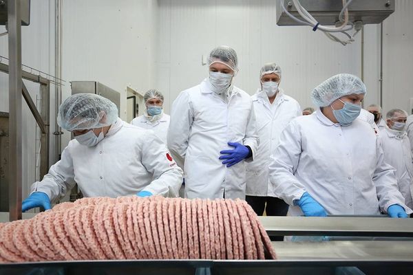 Работники завода «Черкизово» в Калининградской области контролируют производственный процесс по выпуску мясных полуфабрикатов — котлет для бургеров