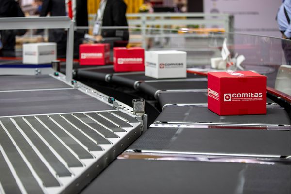 Автоматизированная сортировочная линия COMITAS с коробами на конвейере