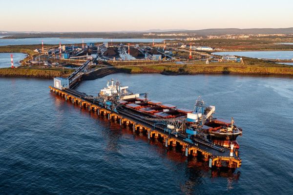 Морской угольный терминал Дальтрансугля в Хабаровском крае на фоне судна и конвейерной погрузки в Восточном направлении