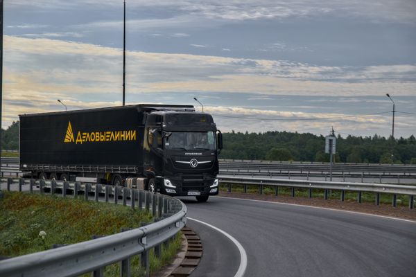 Грузовик «Деловые Линии» на автомагистрали — межтерминальные перевозки в России, логистика стройматериалов и металлопродукции