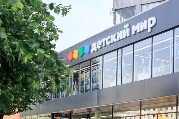Фасад магазина «Детский мир» с фирменной вывеской на фоне городского пейзажа — фокус на развитии бренда и расширении ассортимента СТМ