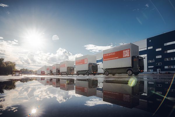 Колонна автономных грузовиков Evocargo у производственного центра — беспилотные логистические платформы на базе автопилота пятого поколения