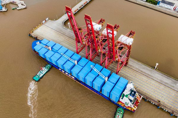 Контейнеровоз FESCO с синими контейнерами у причала порта, вид с воздуха, контейнерная логистика между Азией и Россией