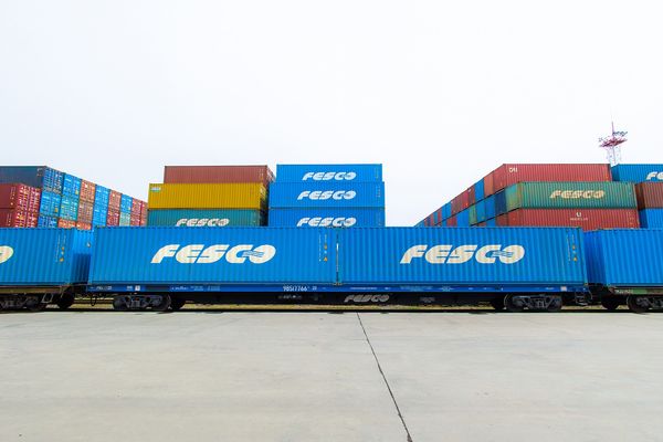 Контейнерный поезд FESCO на фоне складского терминала — новый маршрут Владивосток – Нижнекамск для доставки импортных грузов из стран АТР