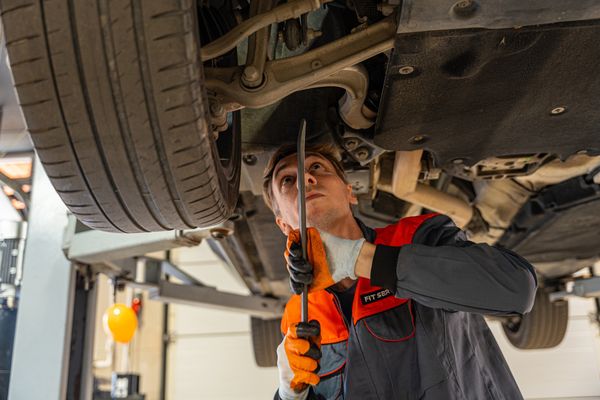 Механик проводит диагностику подвески автомобиля в сервисном центре FIT SERVICE — растущий спрос на запчасти в 2025 году связан с возрастом автопарка и увеличением объема ремонтов