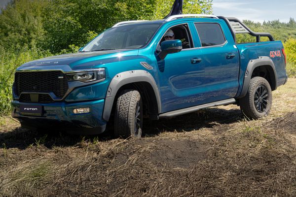 Пикап FOTON TUNLAND V9 на внедорожном участке в рамках выставки АгроОмск-2025