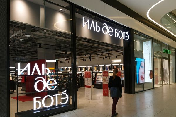 Фасад магазина «Иль де Ботэ» в торговом центре, покупатель входит внутрь