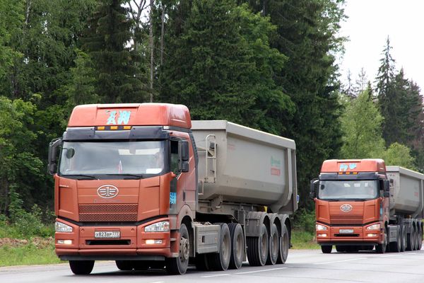 Китайские грузовики FAW на трассе в России, попавшие под приостановку ОТТС в 2025 году