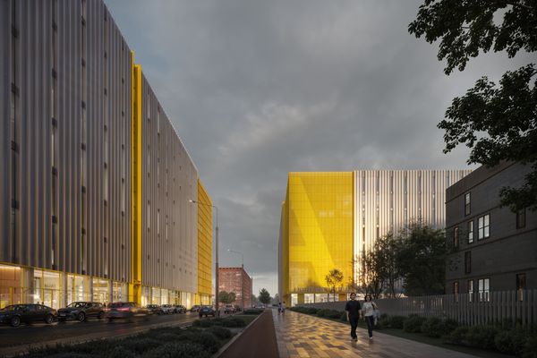 Фасад многоэтажного индустриального парка Light Industrial в Москве — вид на современные здания проекта Level Свободы на фоне вечернего неба