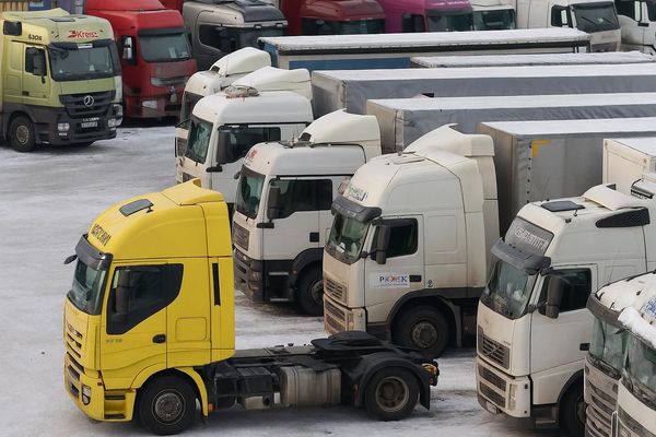 Стоянка грузовых автомобилей в зимний период — простаивающий транспорт как символ кризиса ликвидности в логистике