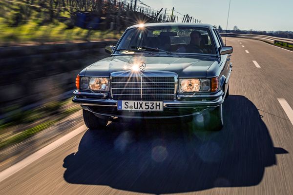 Mercedes-Benz 450 SEL 6.9 на шоссе — классический представительский седан, вид спереди в движении
