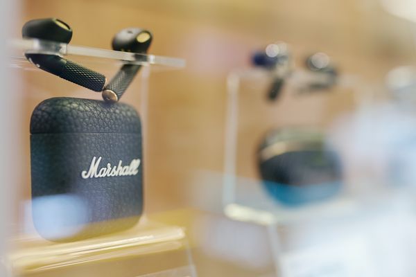 Беспроводные наушники Marshall на витрине магазина электроники в России — рост спроса на брендированные TWS-решения в 2025 году