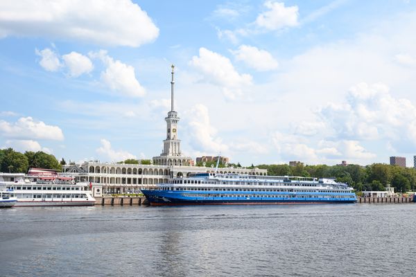 Северный речной вокзал в Москве с круизными теплоходами на причале в летний день