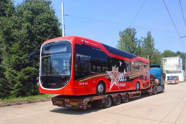 Троллейбус «Синара-6254» на платформе транспортера перед тестовой эксплуатацией в Краснодаре