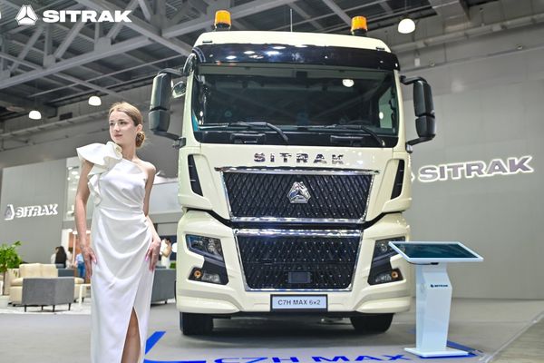 Модель SITRAK C7H Max 6x2 на выставке коммерческого транспорта в России с презентацией обновлённой комплектации 2025 года