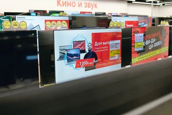 Витрина с телевизорами Smart TV в магазине М.Видео — сектор «Кино и звук». Первый полугодие 2025 года, рост продаж Smart TV в России, брендовые модели и рекламные акции.