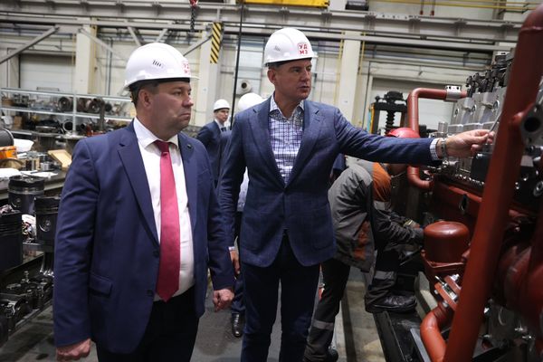 Представители СТМ и «Газпрома» на производственной площадке УДМЗ обсуждают выпуск локализованных дизельных двигателей для энергетического сектора