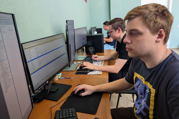 Студенты МГТУ им. Баумана работают за компьютерами в новом конструкторском бюро, открытом совместно с холдингом СТМ в Калуге для развития инженерных компетенций и цифрового проектирования.