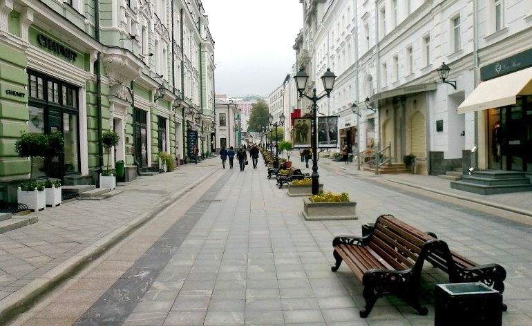 Пешеходная улица Столешников переулок в центре Москвы — один из главных ритейл-кластеров столицы с бутиками, кафе и люксовыми магазинами