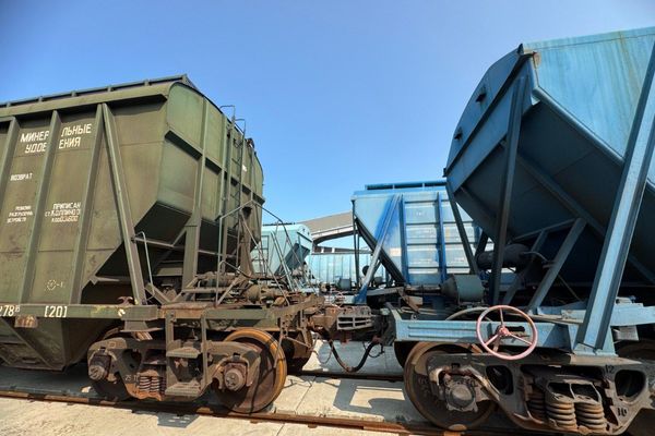 Полувагоны с минеральными удобрениями на железнодорожной станции Туапсинского балкерного терминала перед выгрузкой
