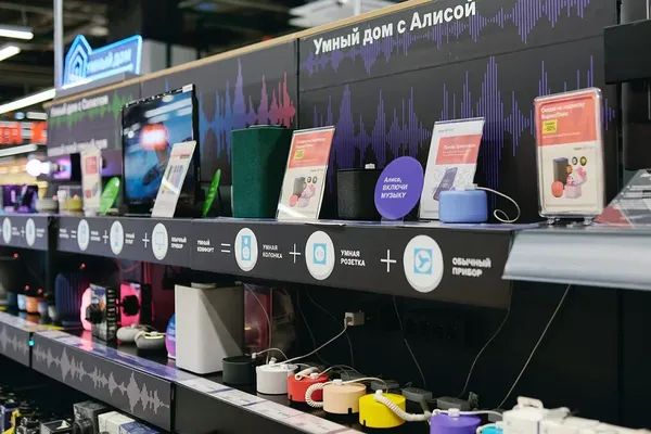 Витрина с умными колонками и аксессуарами экосистемы «Умный дом с Алисой» в магазине электроники