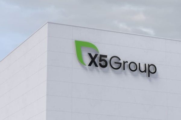 Логотип X5 Group на фасаде здания — крупнейшего ритейлера России по выручке в 2025 году