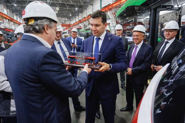 Антон Алиханов и Алексей Текслер на Челябинском заводе городского электротранспорта ЧЗГЭТ во время визита по оценке проектов развития