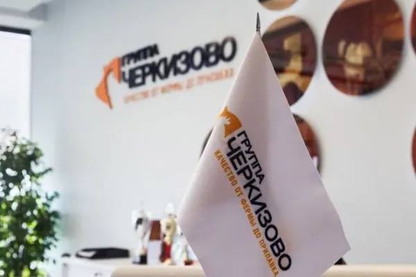 Офис группы компаний «Черкизово» с логотипом и флагом бренда на переднем плане