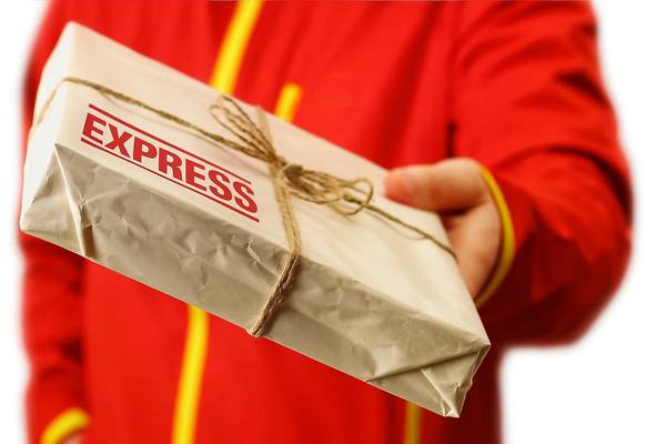 Курьер передаёт посылку с маркировкой EXPRESS — символ роста экспресс-доставки и логистических сервисов в России