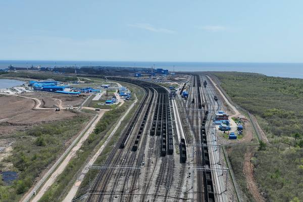 Железнодорожная инфраструктура и вагоны с углем на терминале Дальтрансугля, вид с воздуха на пути и объекты у побережья
