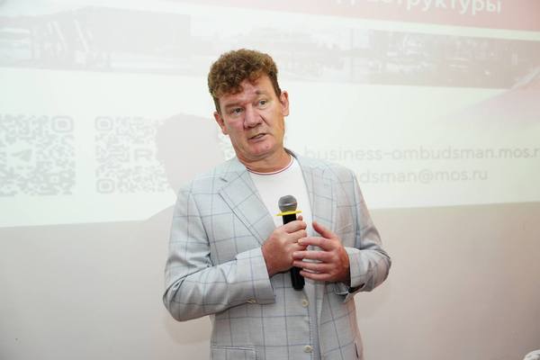 Выступление представителя транспортной отрасли с докладом о проблемах грузоперевозчиков в Москве