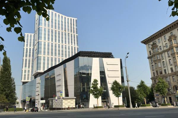 МФК «Дом Chkalov» в Москве — фасад будущего многофункционального торгового пространства Ikon Development с витринным остеклением на улице Земляной Вал.