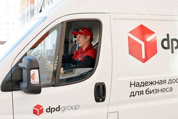 Логист курьерской службы DPD доставляет документы в офис клиента