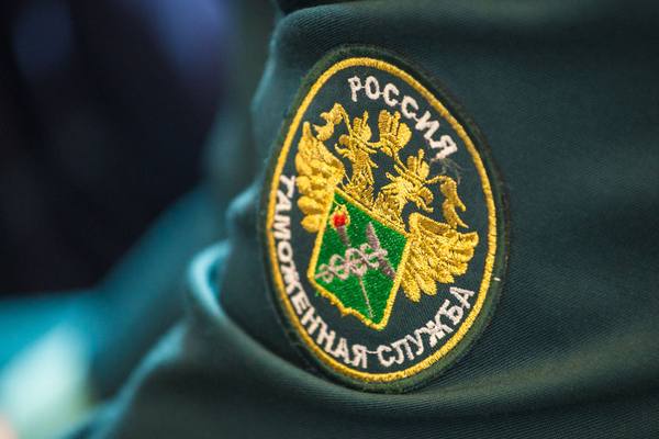 Эмблема Федеральной таможенной службы России на форме сотрудника