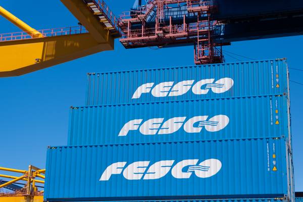 Контейнеры FESCO на терминале: международные морские перевозки в Азию, Африку и Россию