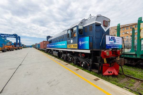Контейнерный поезд FESCO Kaluga Shuttle в порту Владивосток перед отправкой автокомплектующих в Калугу