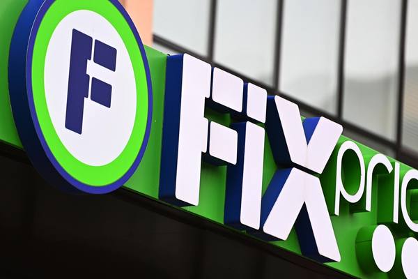 Логотип Fix Price на фасаде магазина — статья о завершении обмена ГДР на акции и начале торгов на Мосбирже под тикером FIXR