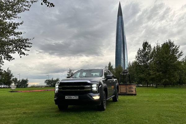 Пикап FOTON TUNLAND V9 с прицепом аэростата на фоне Лахта Центра в Санкт-Петербурге