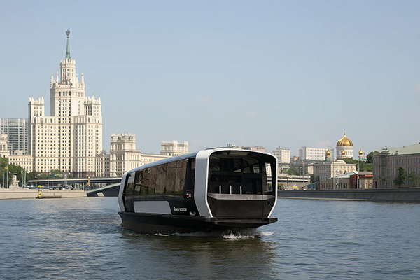 Электросудно «Синичка» на Москве-реке на фоне высотки на Котельнической набережной — пример экологичного городского транспорта