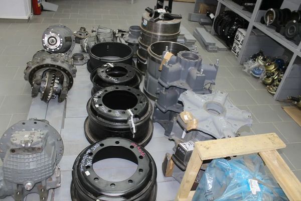 Оригинальные запасные части КАМАЗ на складе: тормозные барабаны, редукторы, ступицы и другие комплектующие, подготовленные к отгрузке