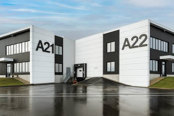 Современные производственно-складские здания формата Light Industrial с номерами A21 и A22 в индустриальном парке на фоне пасмурного неба