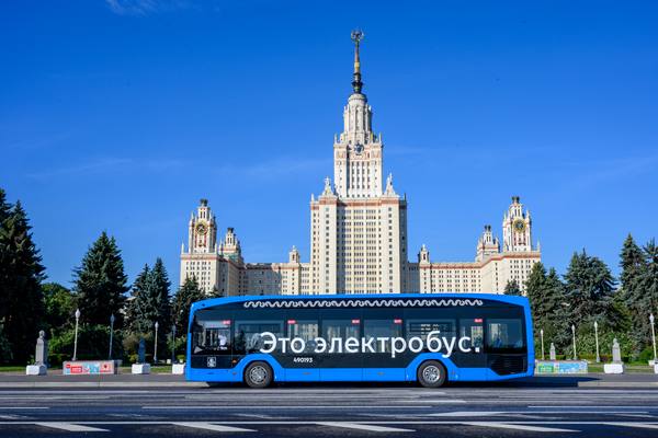 Синий электробус на фоне здания МГУ — развитие экологичного общественного транспорта в Москве