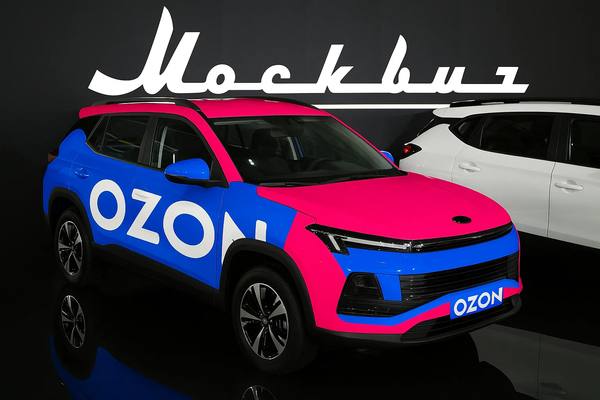 Кроссовер «Москвич 3» в фирменной ливрее Ozon на фоне логотипа «Москвич» — иллюстрация к новости о пилоте корпоративного автопарка