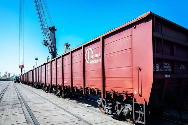 Состав порожних полувагонов Первой грузовой компании на территории южного порта — запуск маршрутов для ускорения возврата подвижного состава
