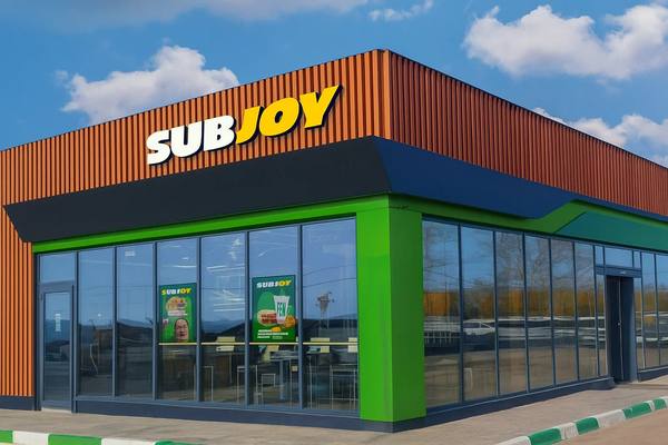 Фасад ресторана Subjoy после ребрендинга: современный павильон сети быстрого питания, дневной вид