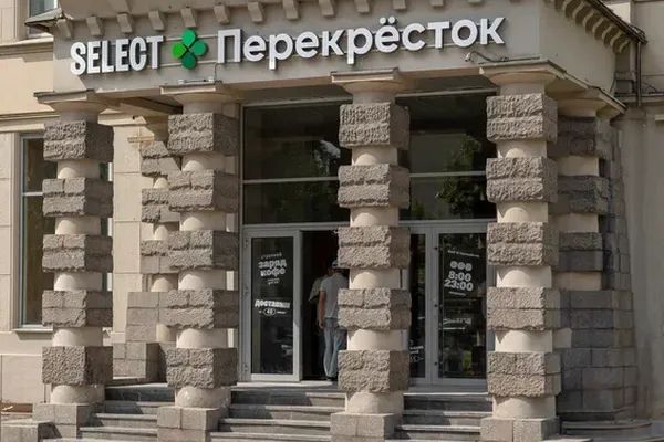 Фасад нового магазина Select Перекрёсток в Москве — городской формат X5 Group с упором на технологии и быструю покупку