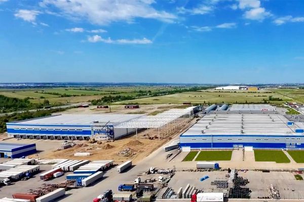 Аэрофотоснимок производственного комплекса SOTRANS в Ленинградской области с новыми корпусами завода и парком грузовой техники