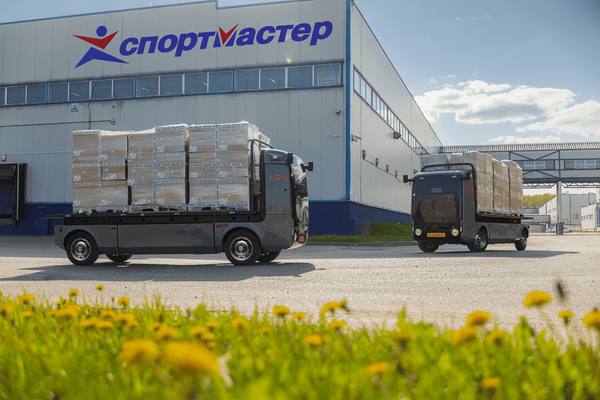 Беспилотные электрогрузовики EvoCargo перевозят грузы на складе «Спортмастера» в Подмосковье