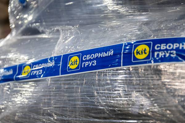 Паллета в стретч-плёнке с лентой «kit — Сборный груз» в терминале ТК КИТ — статья о запуске услуги перемещения груза между терминалами внутри города